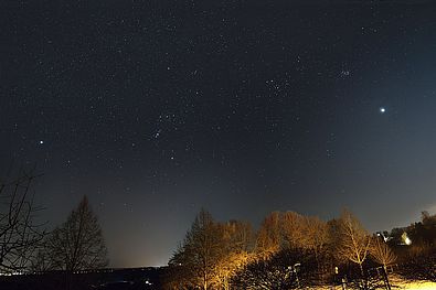 Lichtblick am Nachthimmel: „Ostermond“ - Venus besucht Plejaden